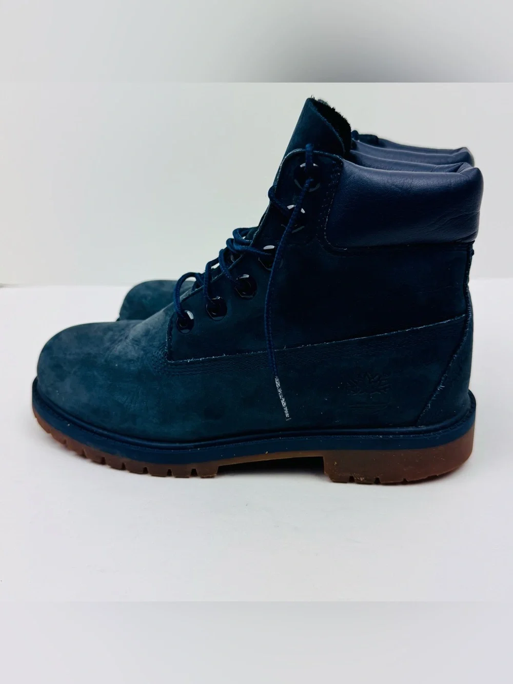 Timberland Kid's Waterproof Boots in navy blue. Nubuck Leather. Boys size 4.